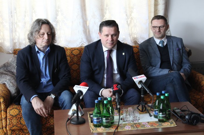 Uczestnicy konferencji prasowej - Rektor Uniwersytetu Śląskiego Ryszard Koziołek, Burmistrz Wisły Tomasz Bujok, Dyrektor Biblioteki Śląskiej Zbigniew Kadłubek